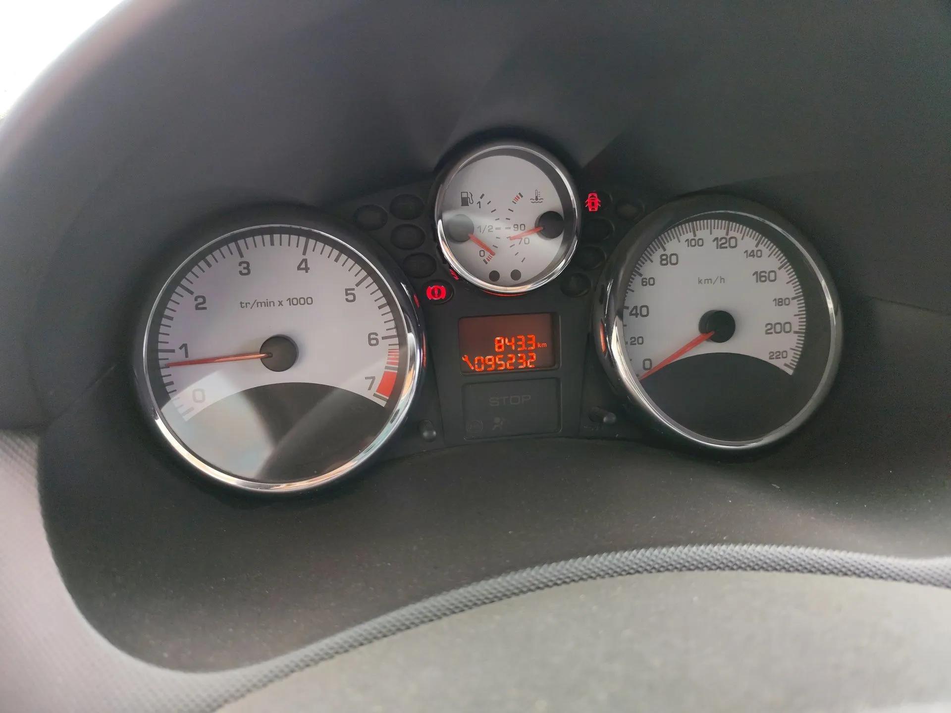 Peugeot 207 2010 Sedan 1.4L Manual Yule Edition — миниатюра 13