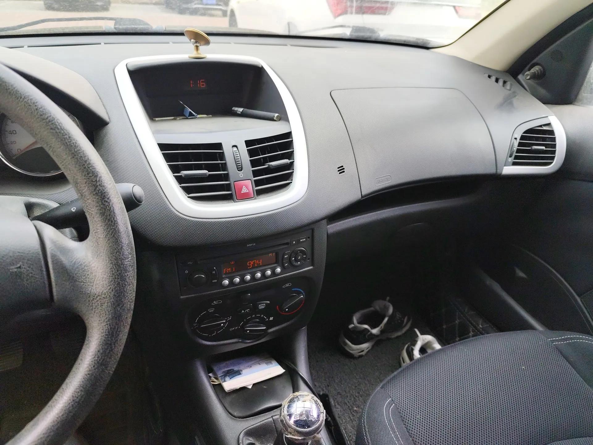 Peugeot 207 2010 Sedan 1.4L Manual Yule Edition — миниатюра 14