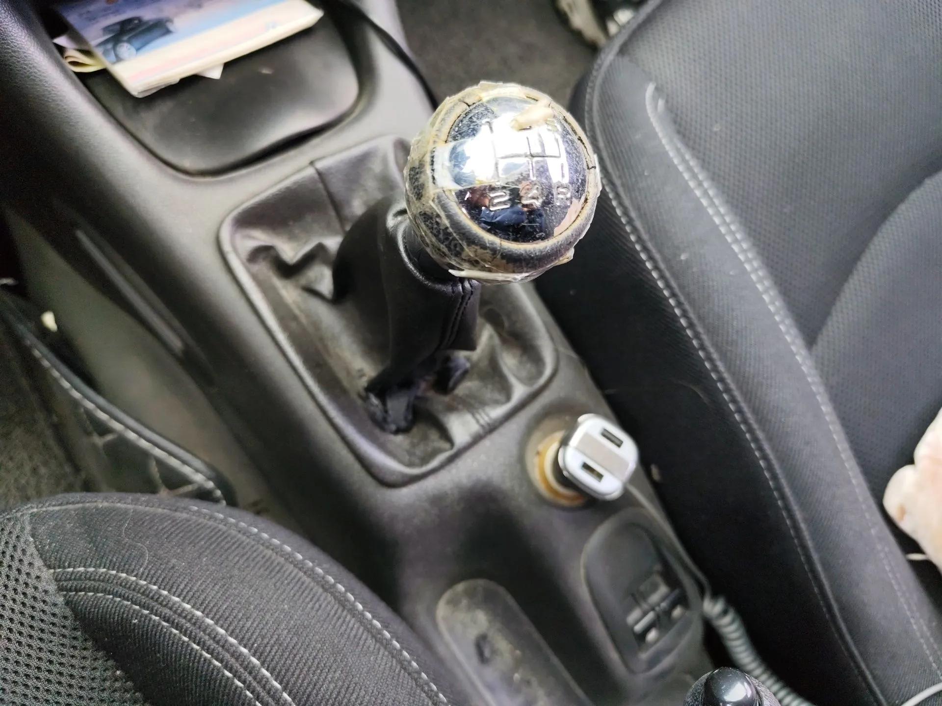 Peugeot 207 2010 Sedan 1.4L Manual Yule Edition — миниатюра 15
