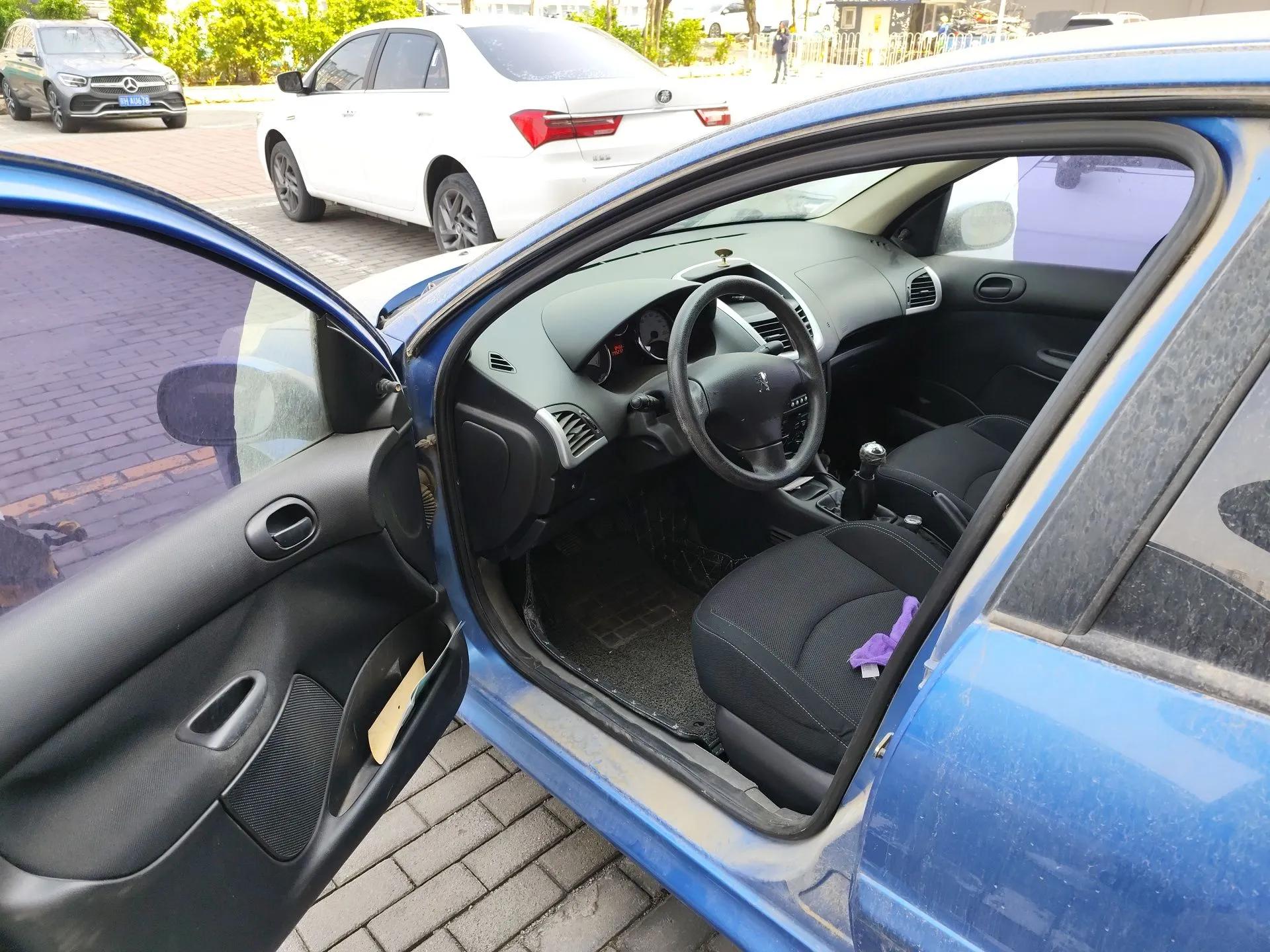 Peugeot 207 2010 Sedan 1.4L Manual Yule Edition — миниатюра 17