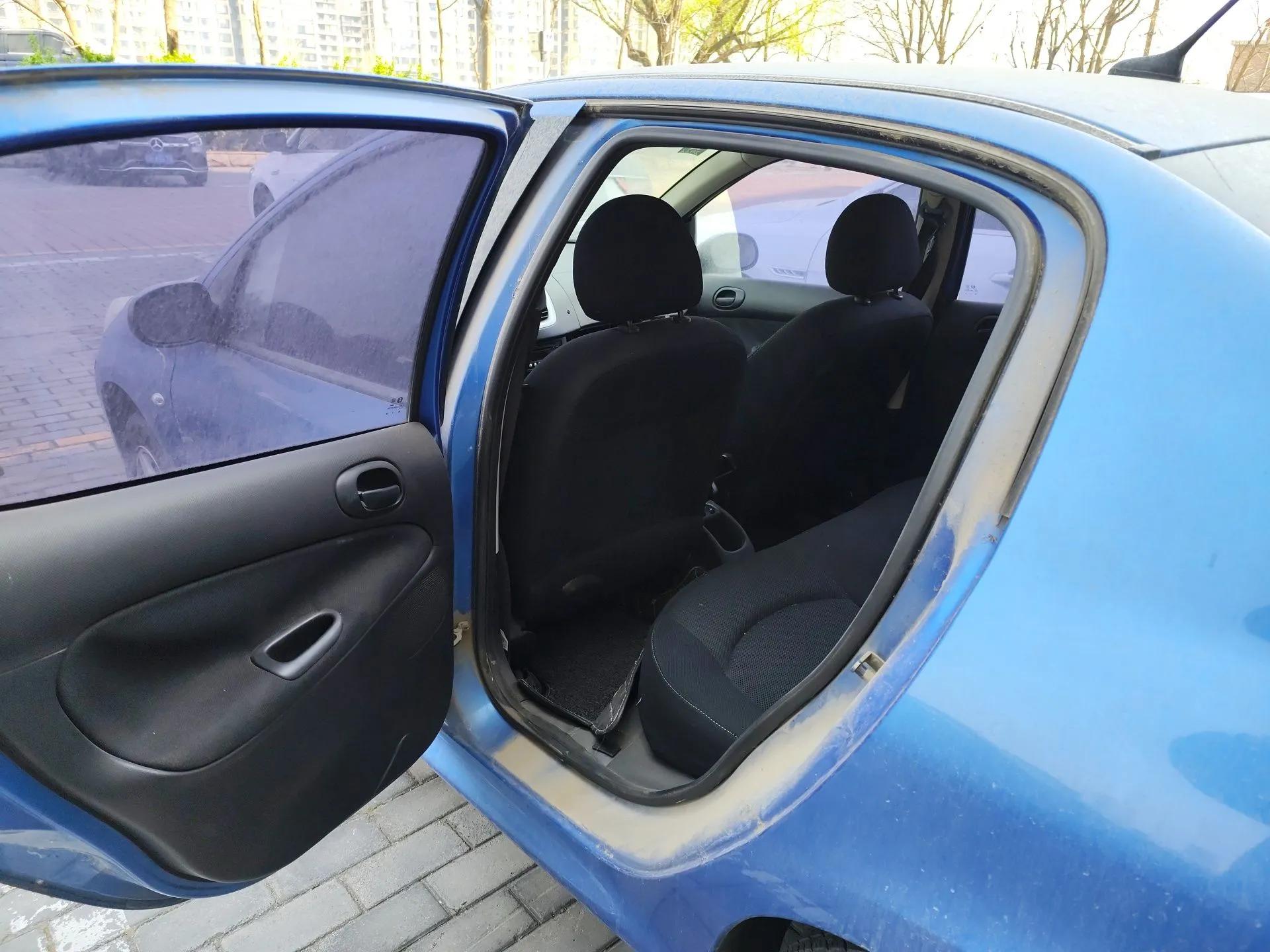 Peugeot 207 2010 Sedan 1.4L Manual Yule Edition — миниатюра 18