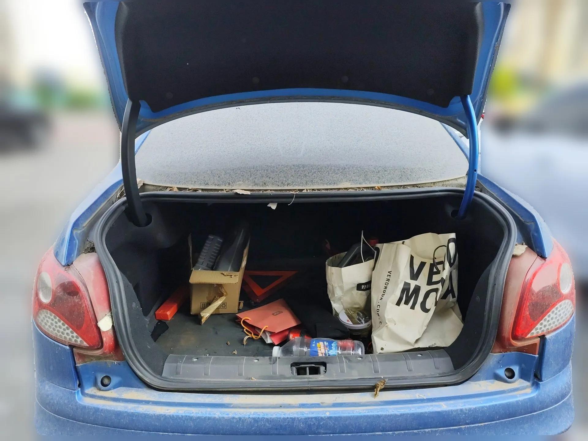 Peugeot 207 2010 Sedan 1.4L Manual Yule Edition — миниатюра 20