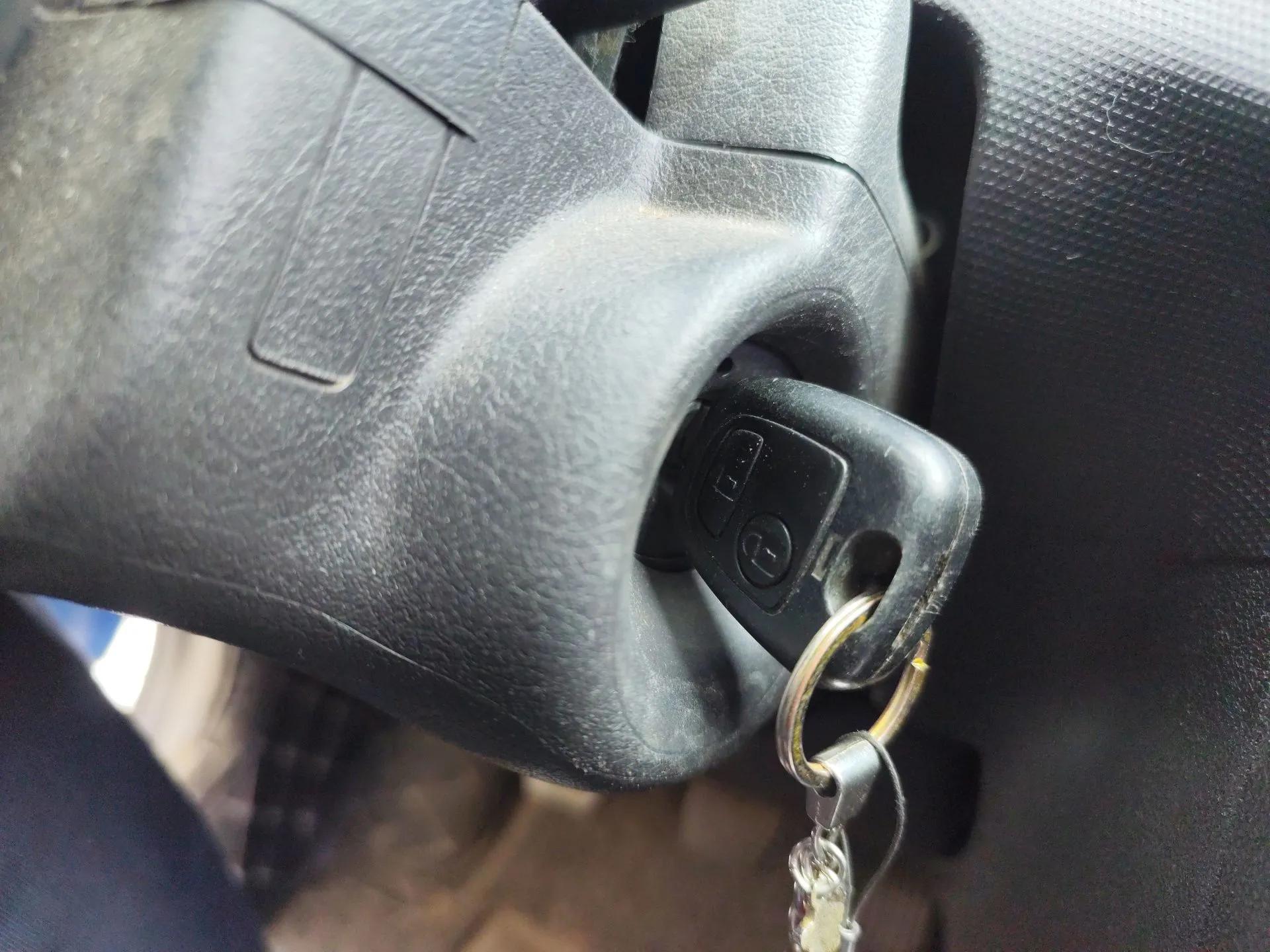 Peugeot 207 2010 Sedan 1.4L Manual Yule Edition — миниатюра 9
