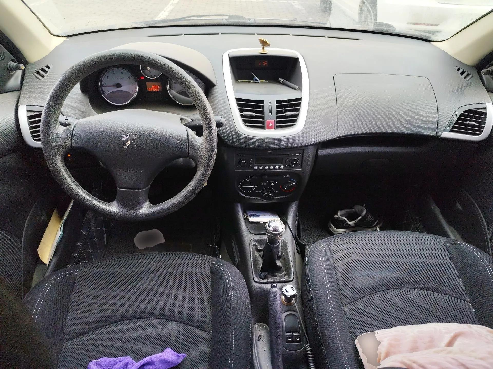 Peugeot 207 2010 Sedan 1.4L Manual Yule Edition — миниатюра 10