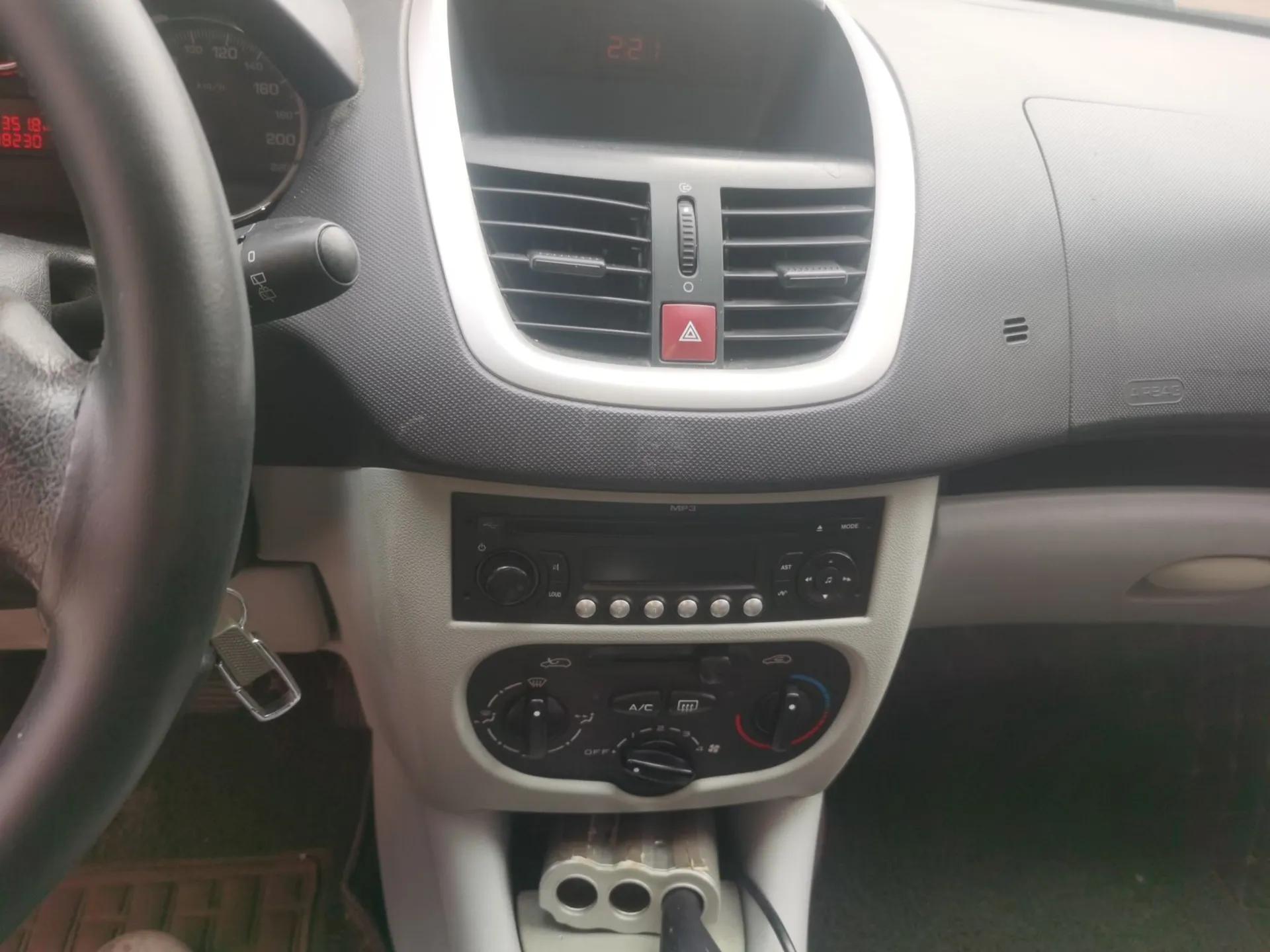 Peugeot 207 2011 Hatchback 1.4L Manual Yule Edition — миниатюра 14