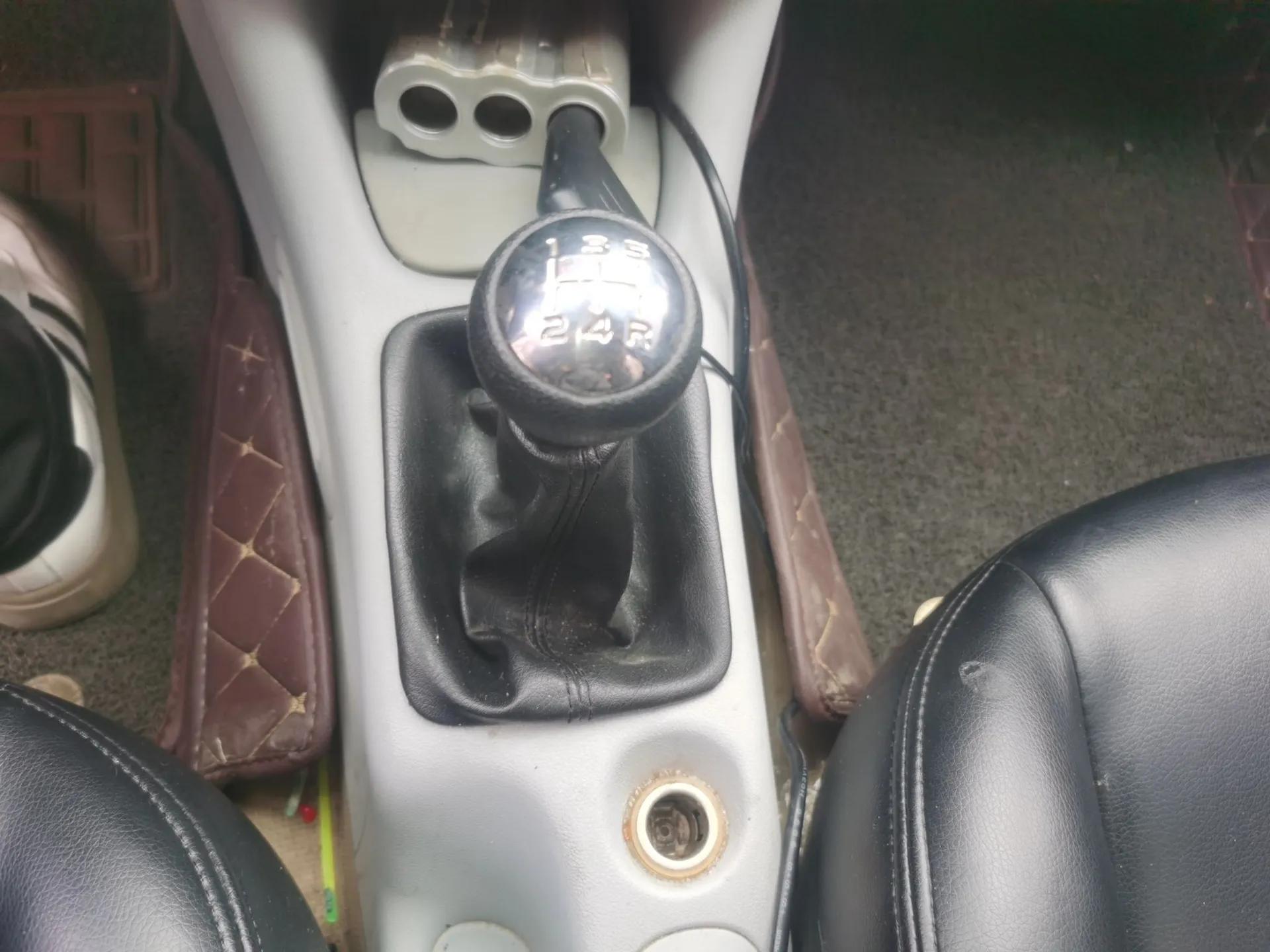 Peugeot 207 2011 Hatchback 1.4L Manual Yule Edition — миниатюра 15