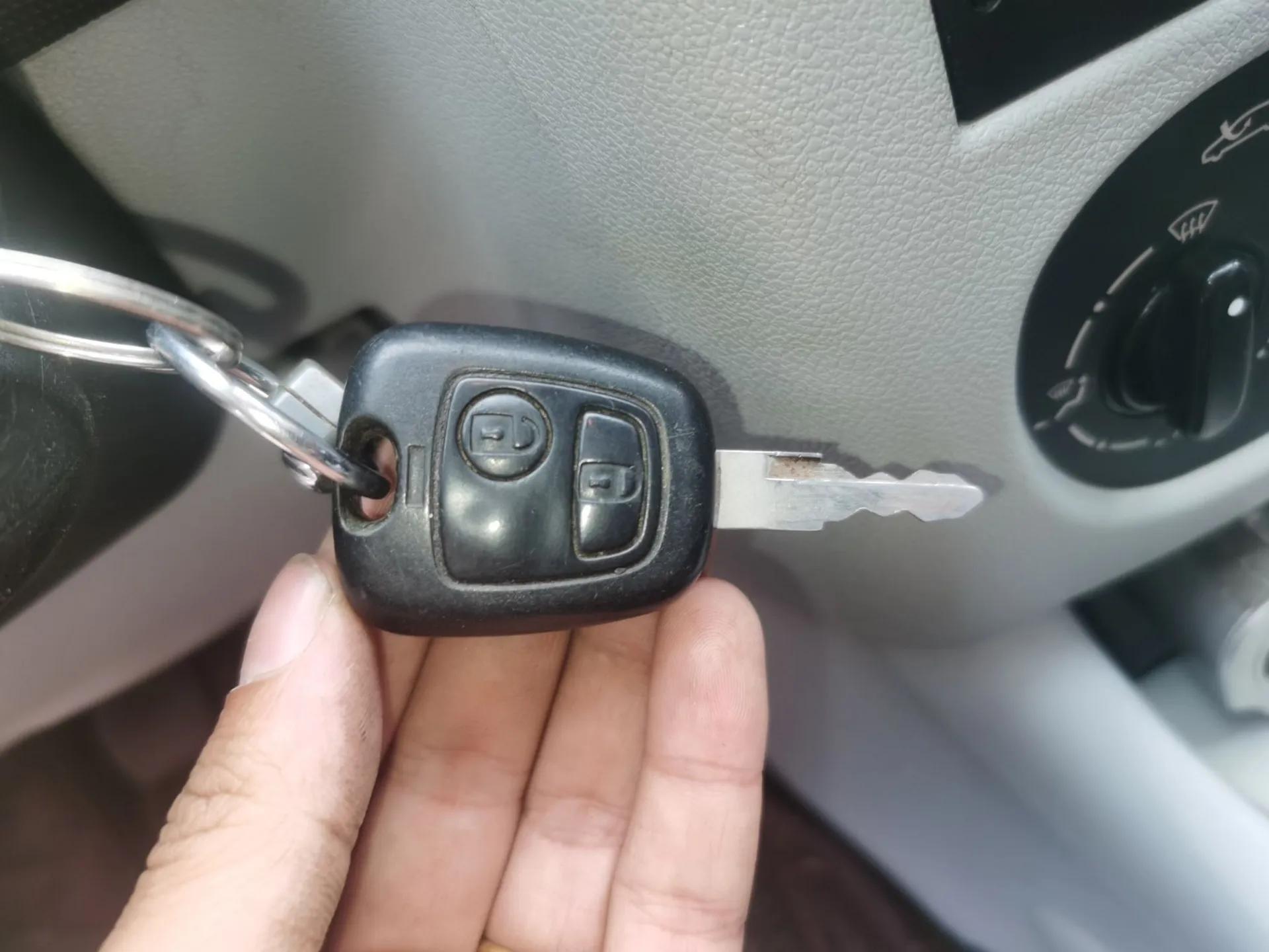 Peugeot 207 2011 Hatchback 1.4L Manual Yule Edition — миниатюра 9