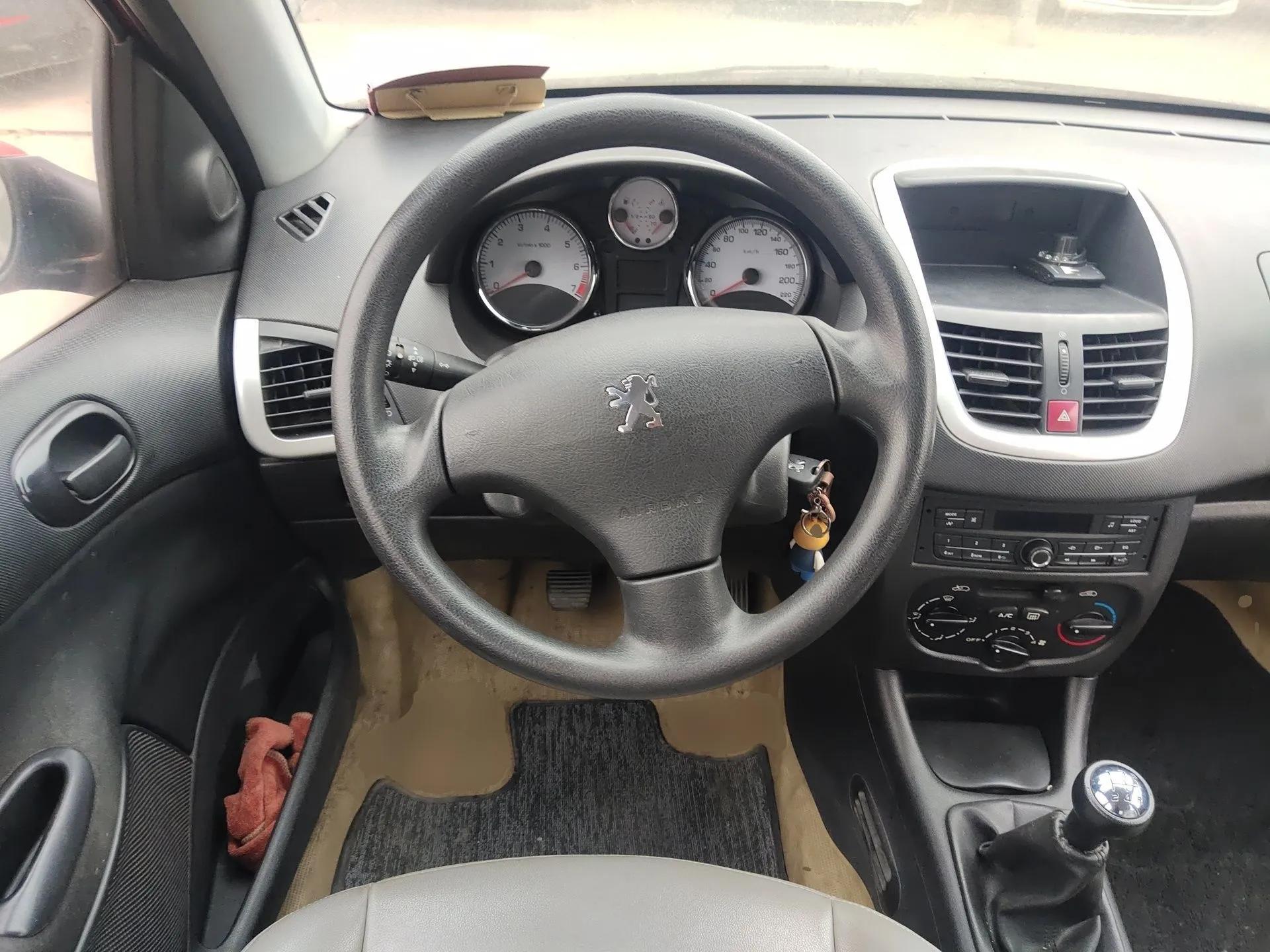 Peugeot 207 2011 Sedan 1.4L Manual Yule Edition — миниатюра 11