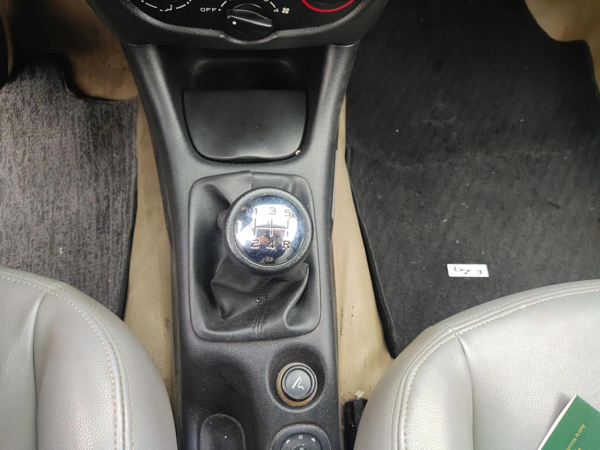 Peugeot 207 2011 Sedan 1.4L Manual Yule Edition — миниатюра 15