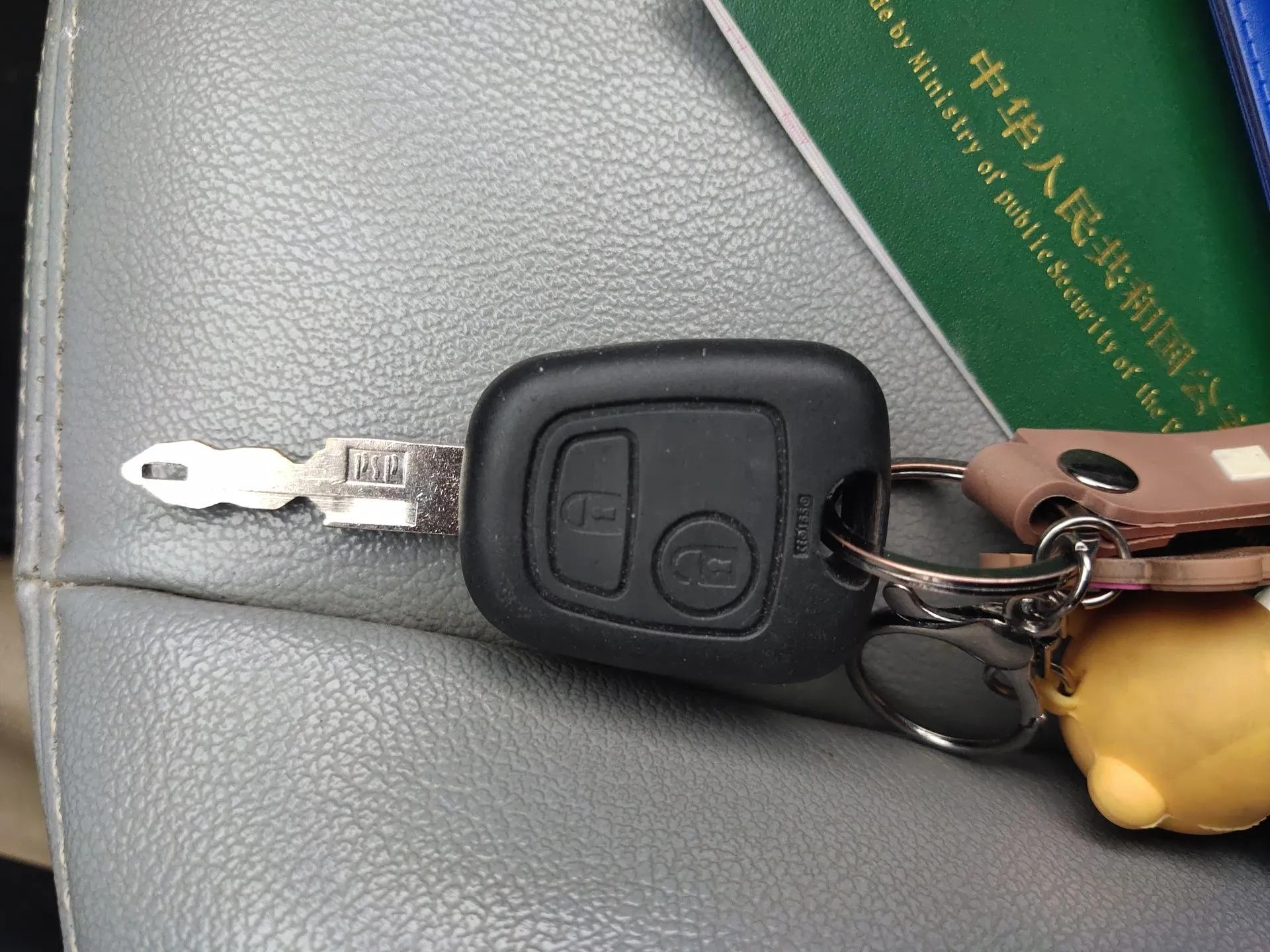 Peugeot 207 2011 Sedan 1.4L Manual Yule Edition — миниатюра 9