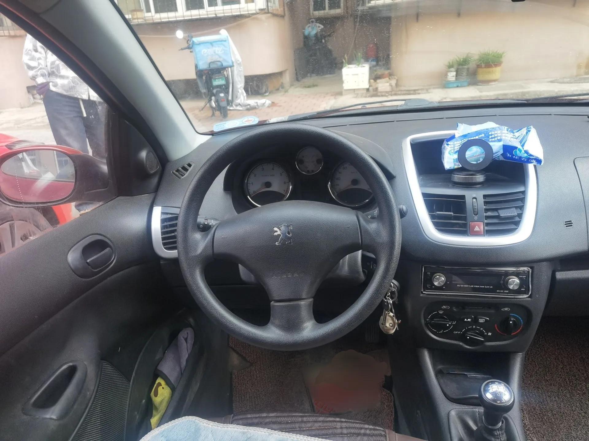 Peugeot 207 2011 Sedan 1.4L Manual Yule Edition — миниатюра 11