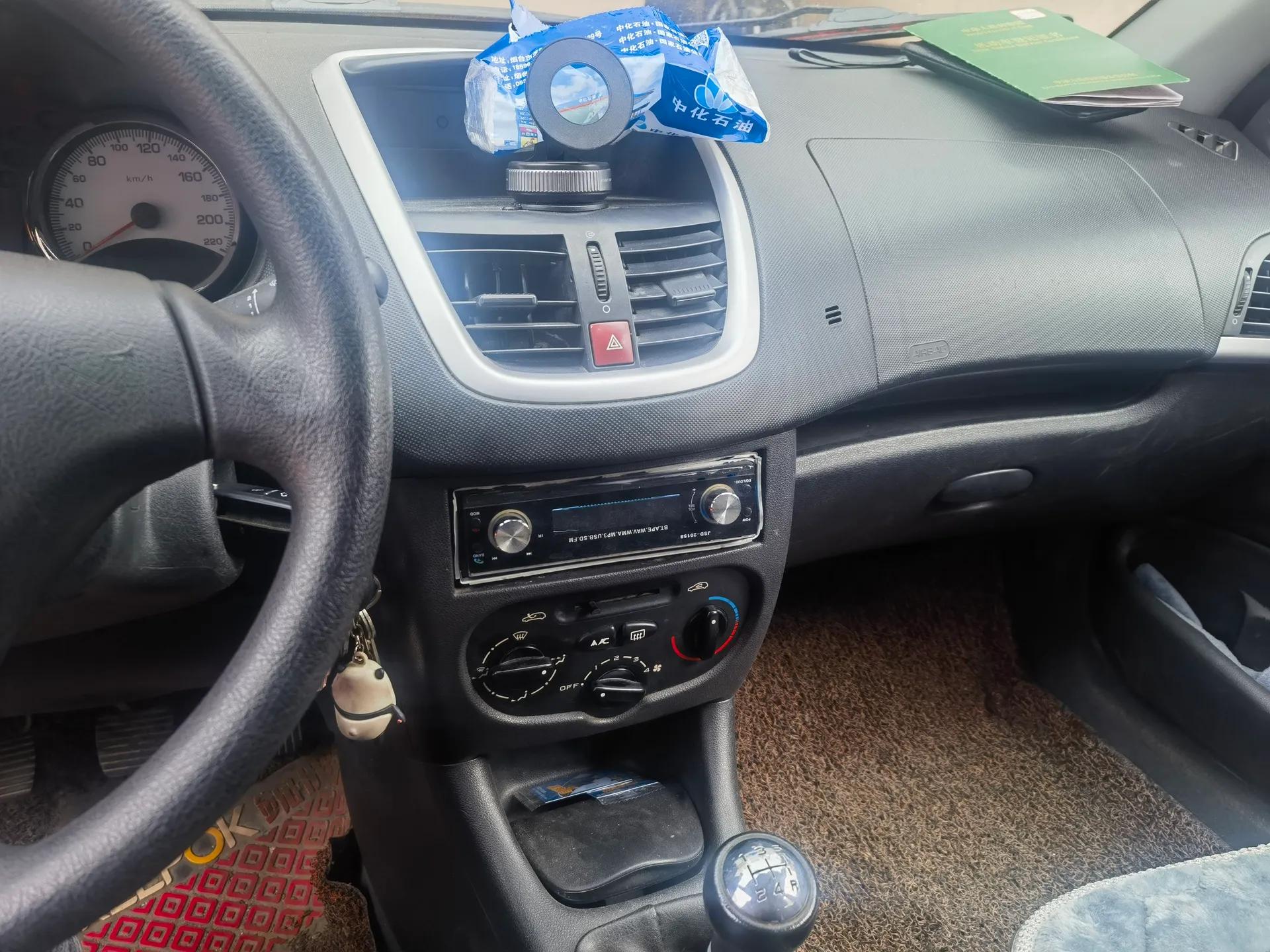 Peugeot 207 2011 Sedan 1.4L Manual Yule Edition — миниатюра 14