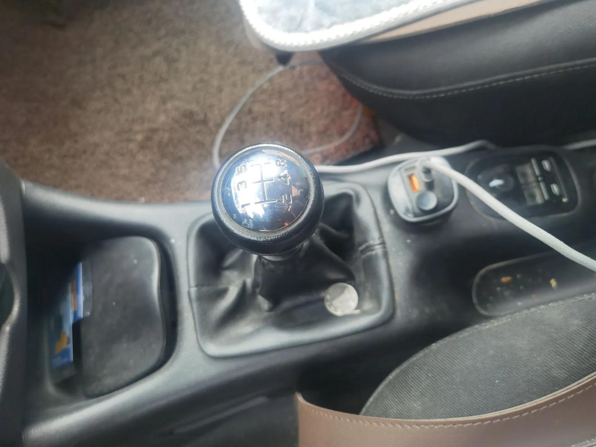 Peugeot 207 2011 Sedan 1.4L Manual Yule Edition — миниатюра 15