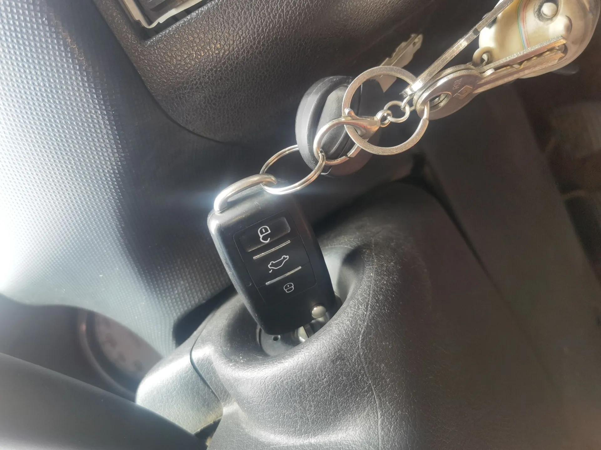 Peugeot 207 2011 Sedan 1.4L Manual Yule Edition — миниатюра 9
