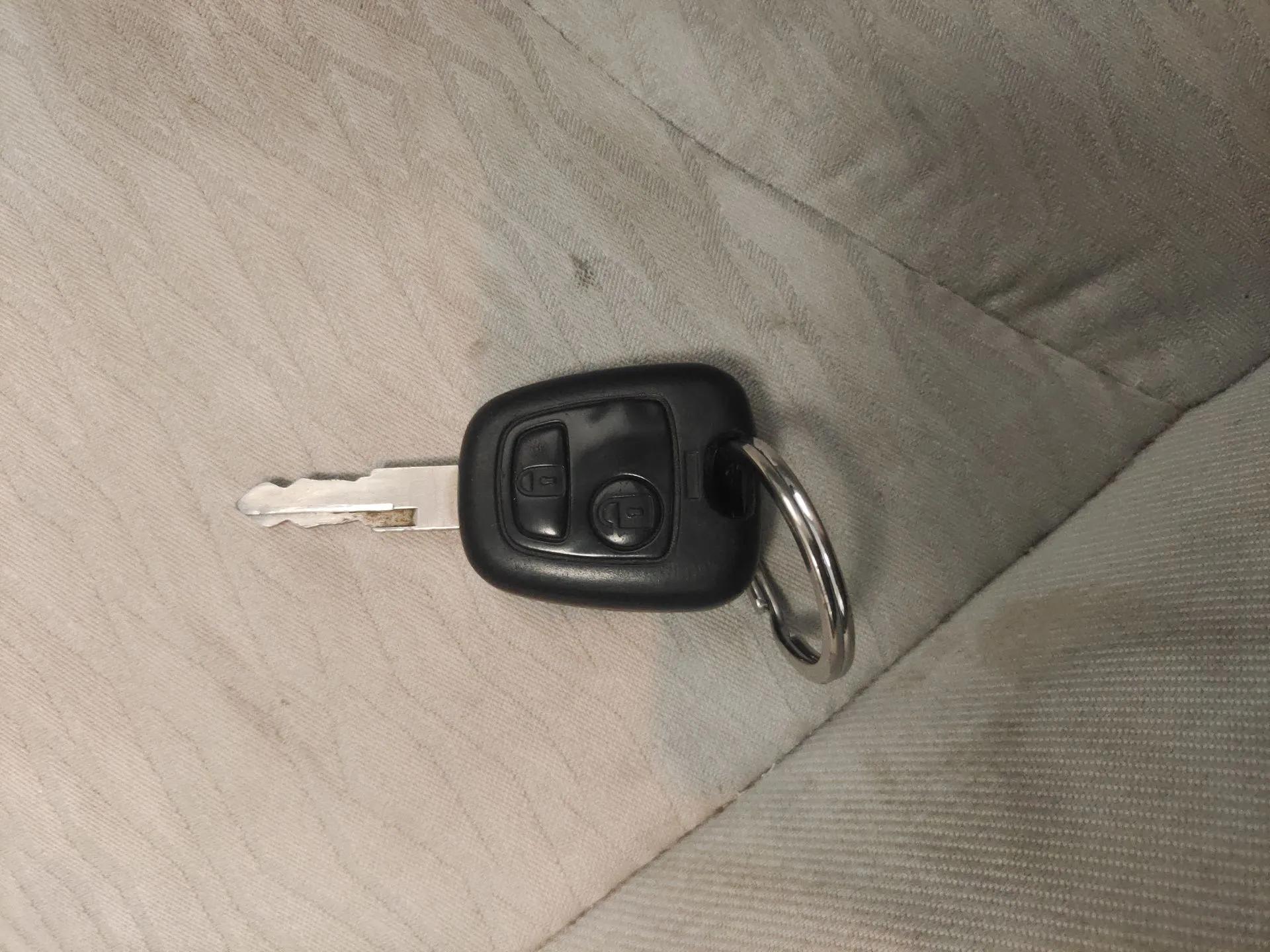 Peugeot 207 2011 Hatchback 1.4L Manual Yule Edition — миниатюра 12