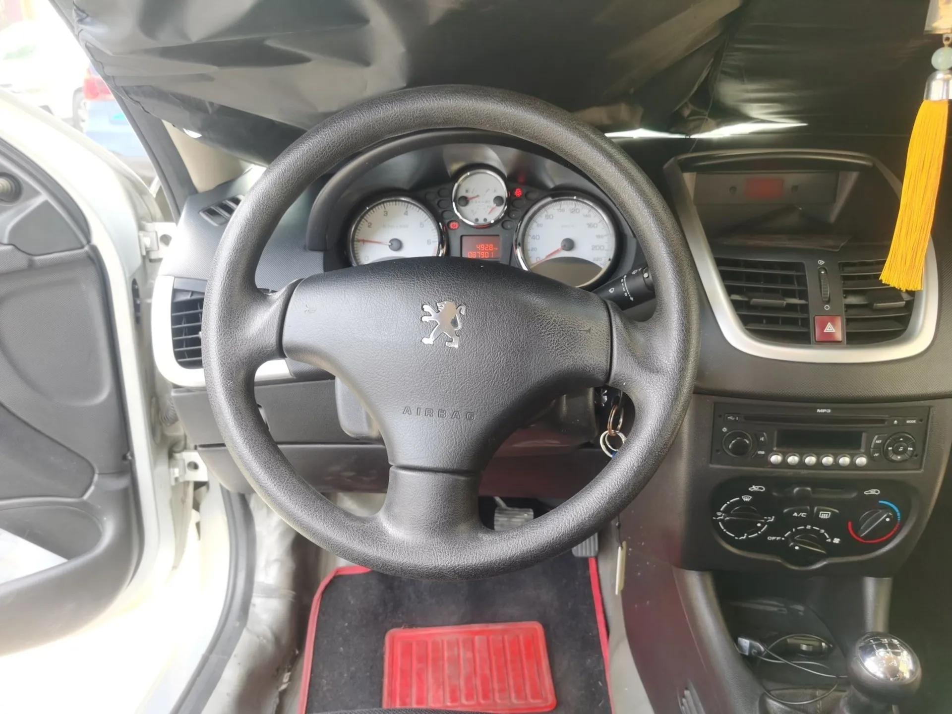 Peugeot 207 2010 Hatchback 1.4L Manual Yule Edition — миниатюра 11