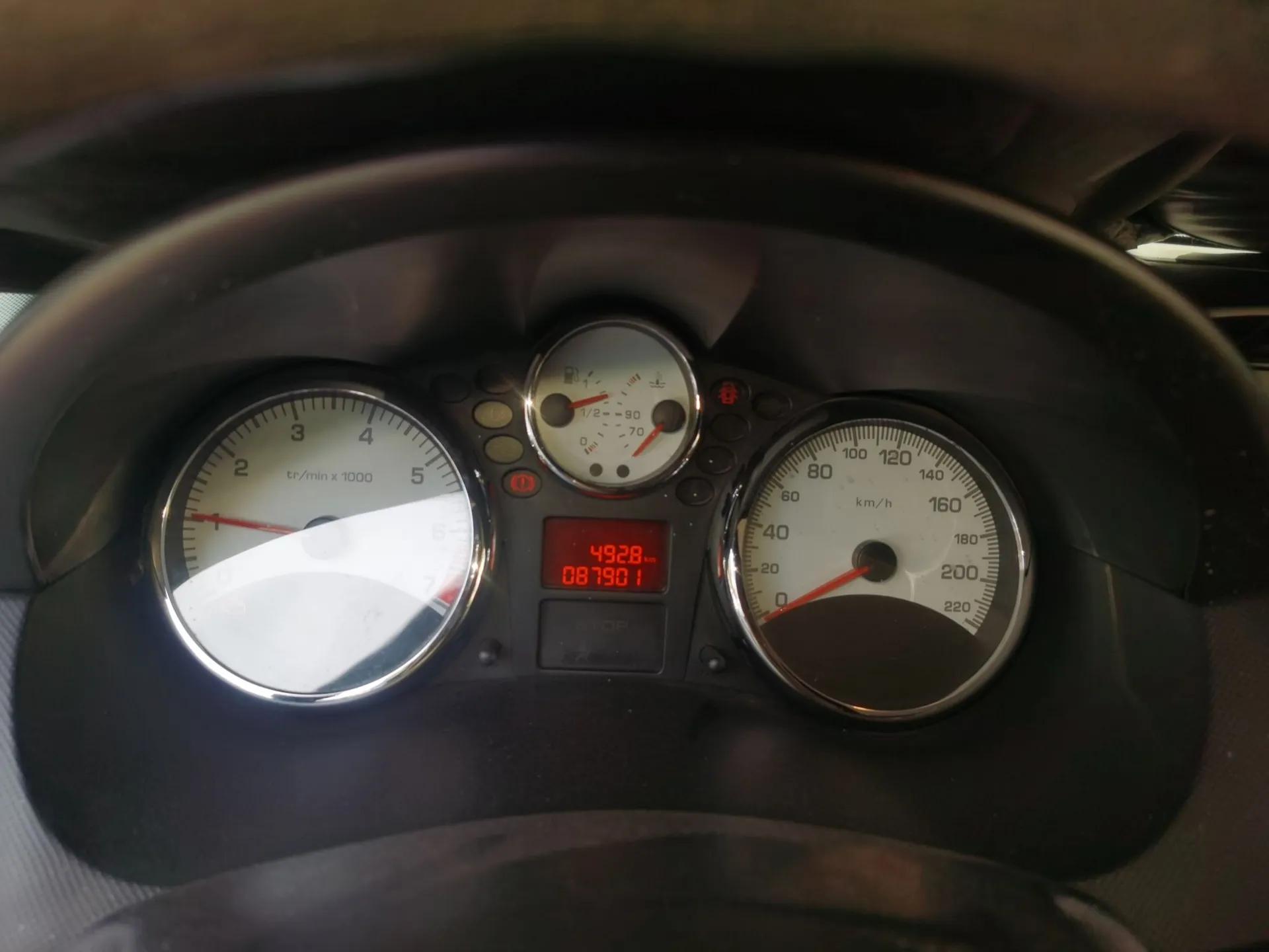 Peugeot 207 2010 Hatchback 1.4L Manual Yule Edition — миниатюра 12