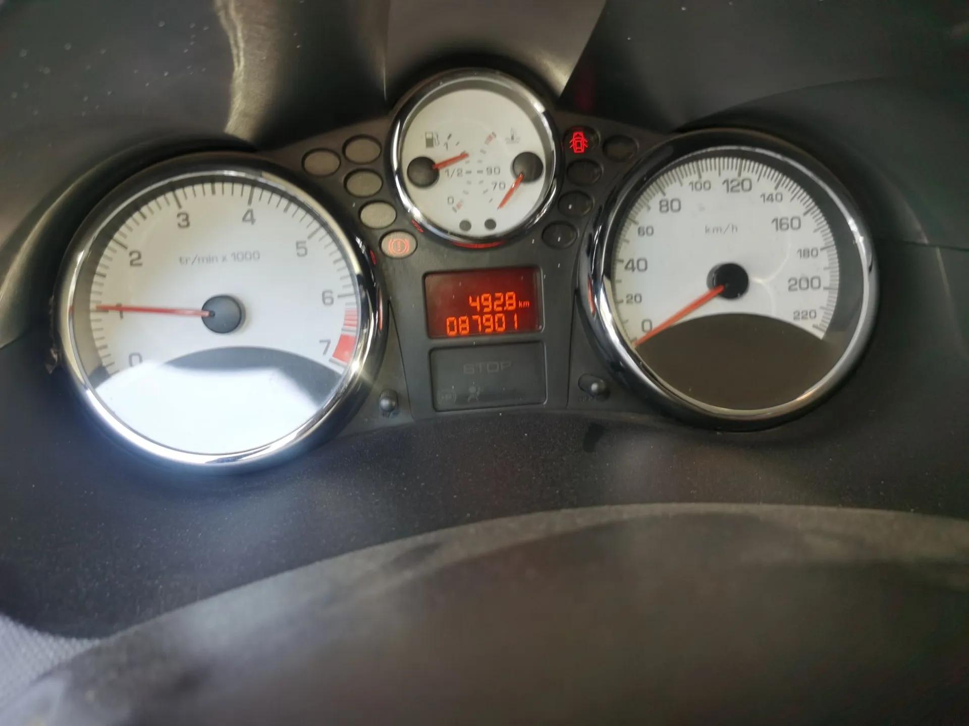 Peugeot 207 2010 Hatchback 1.4L Manual Yule Edition — миниатюра 13