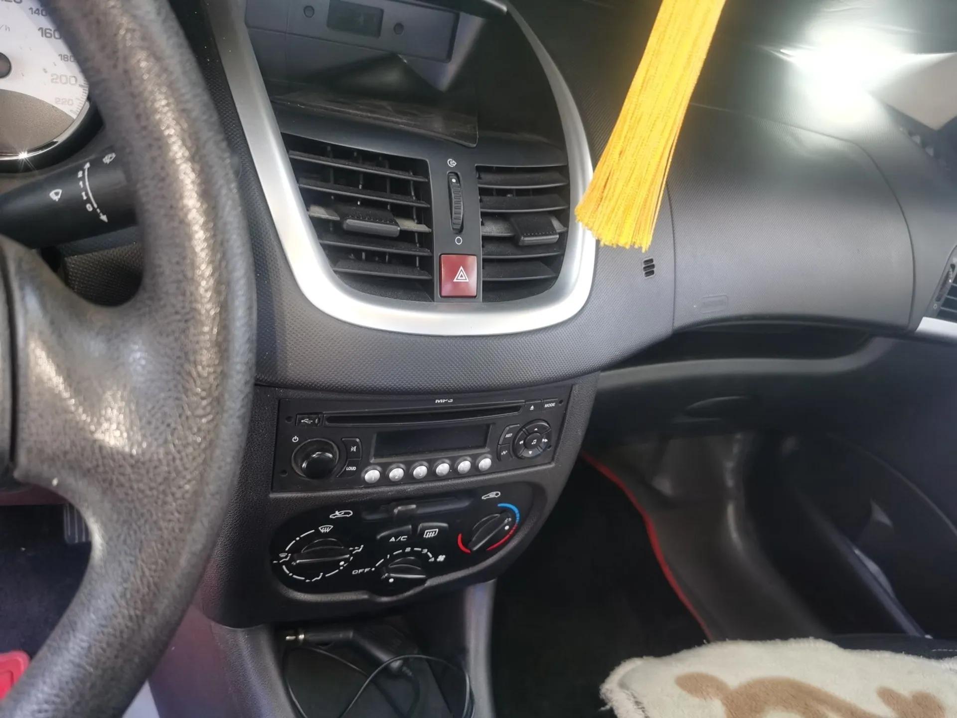 Peugeot 207 2010 Hatchback 1.4L Manual Yule Edition — миниатюра 14