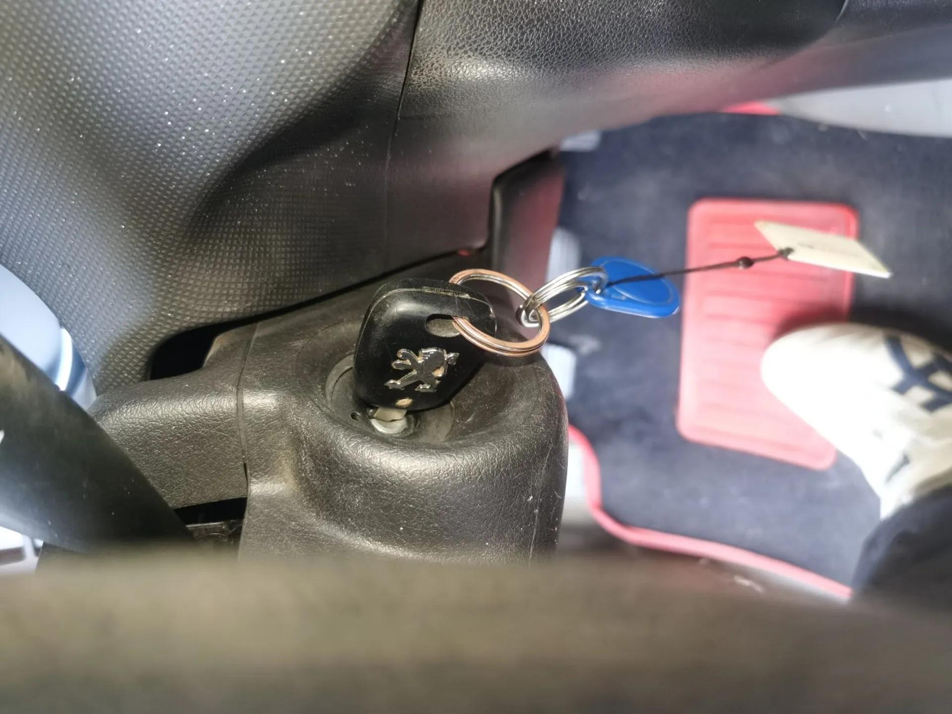 Peugeot 207 2010 Hatchback 1.4L Manual Yule Edition — миниатюра 9
