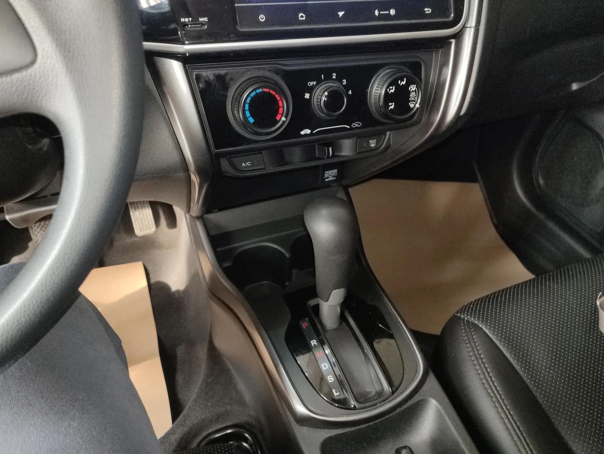 Honda Gienia 2017 1.5L CVT Classic Edition — миниатюра 17
