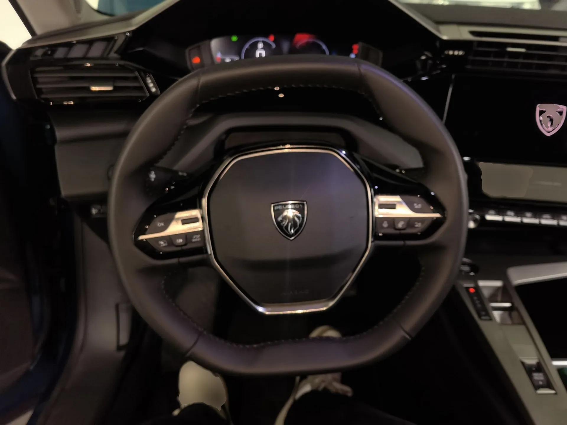 Peugeot 408X 2023 Charm Version — миниатюра 13