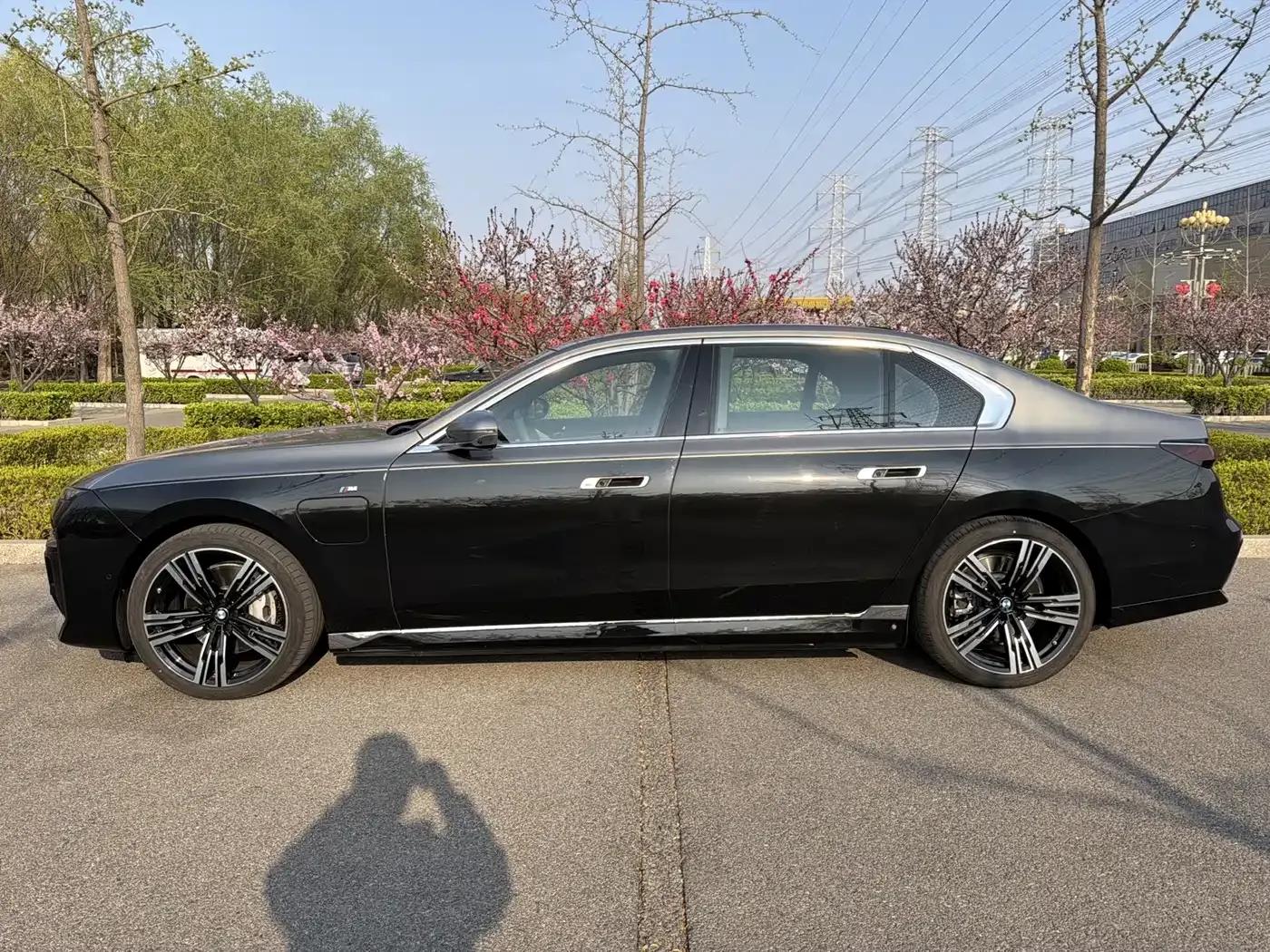 2023 BMW i7 xDrive60L M Sport Package — миниатюра 3