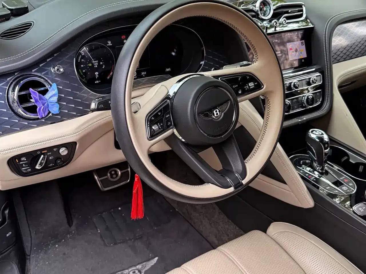 Bentayga Plug-in Hybrid 2021 3.0T PHEV — миниатюра 8