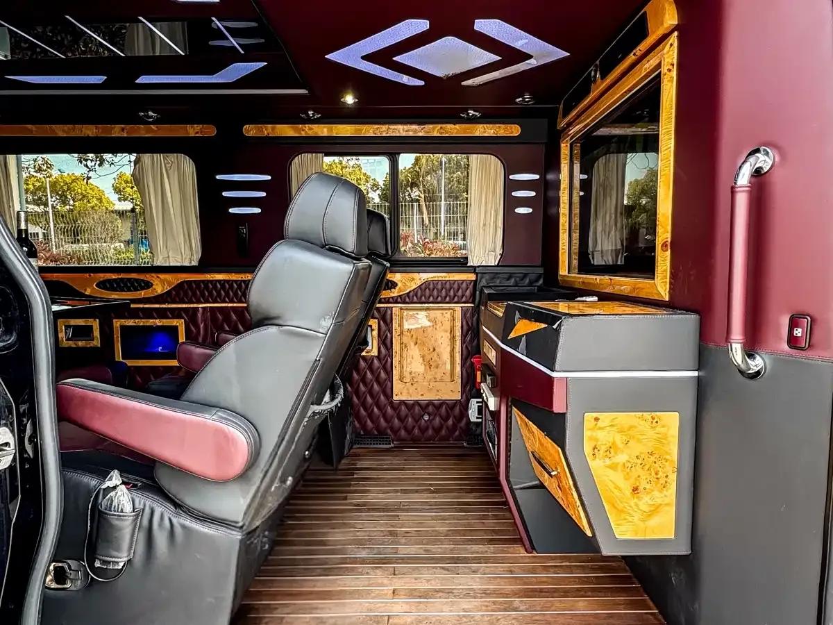 2017 Sprinter 3.5L Luxury Custom Edition — миниатюра 17