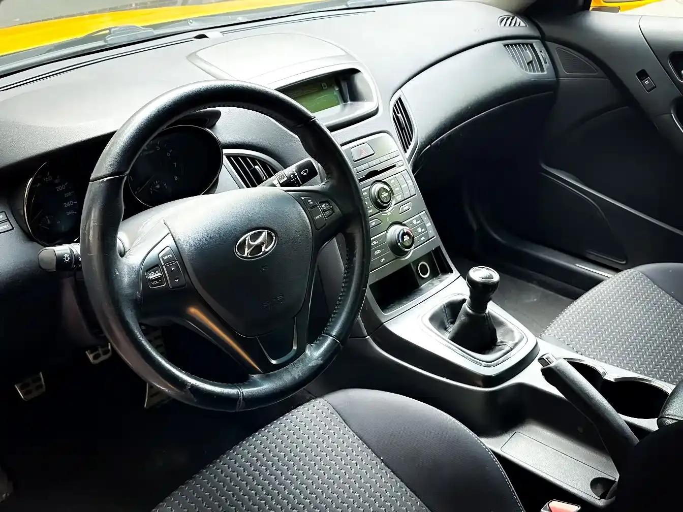 Genesis Coupe 2009 2.0T Manual Sport Edition — миниатюра 8