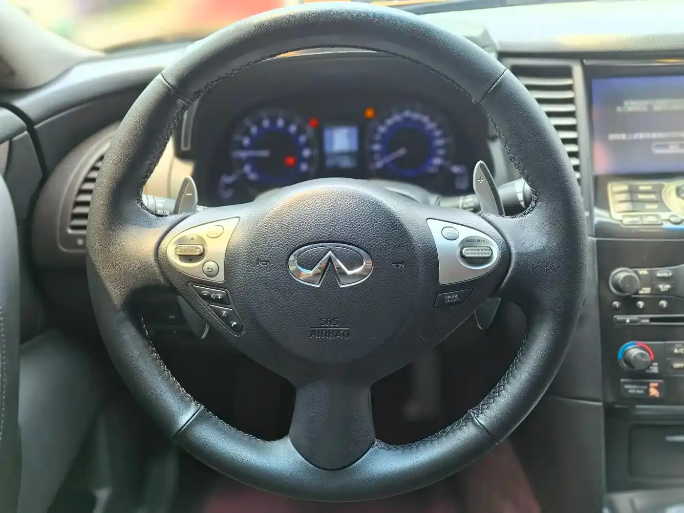 Infiniti QX70 2013 3.7L Standard Edition — миниатюра 12