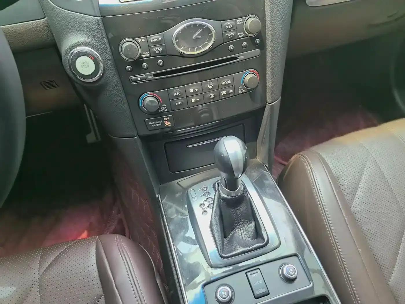 Infiniti QX70 2013 3.7L Standard Edition — миниатюра 15