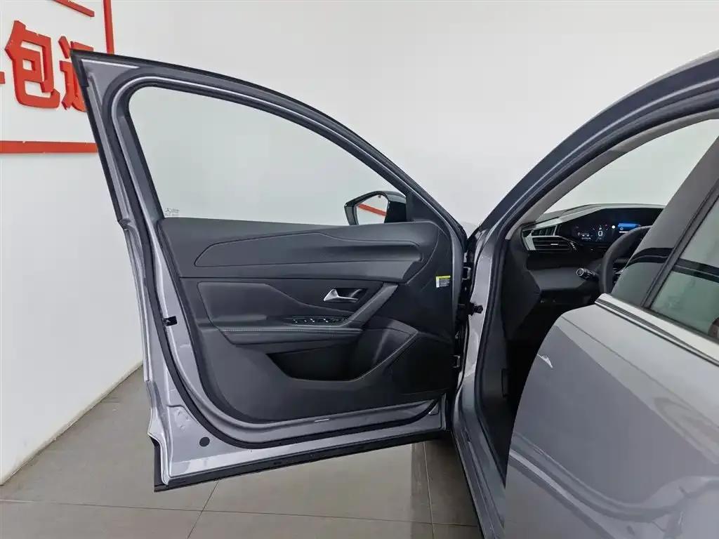 Peugeot 408X 2023 Gravity Edition — миниатюра 8