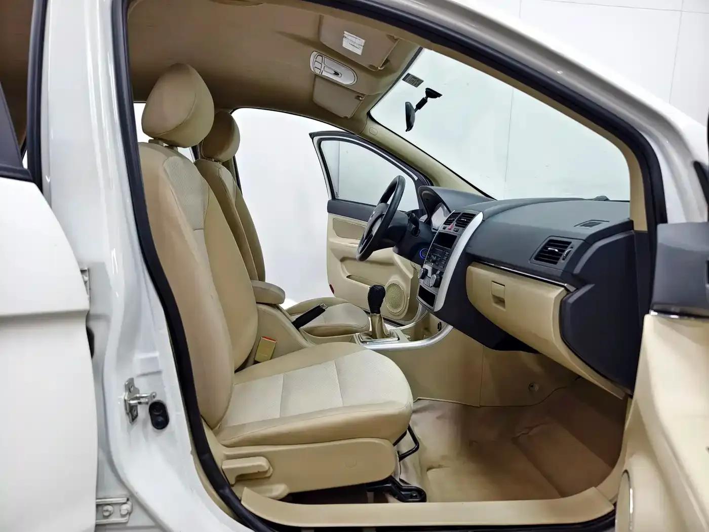 2015 Senova D20 Hatchback 1.5L Manual Comfort Edition — миниатюра 13