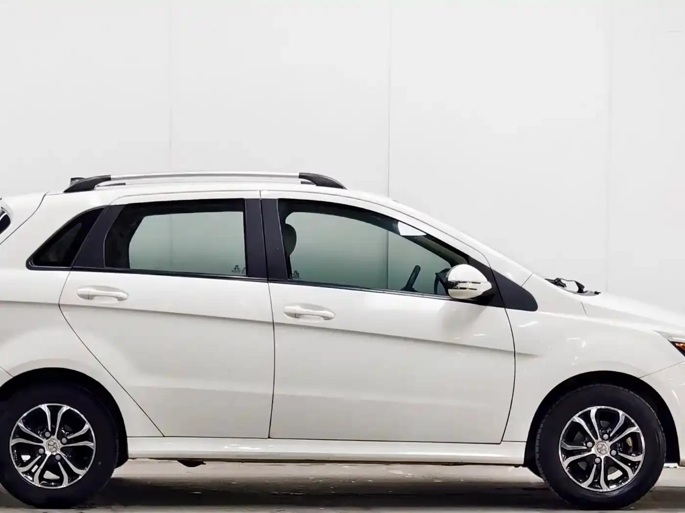 2015 Senova D20 Hatchback 1.5L Manual Comfort Edition — миниатюра 8