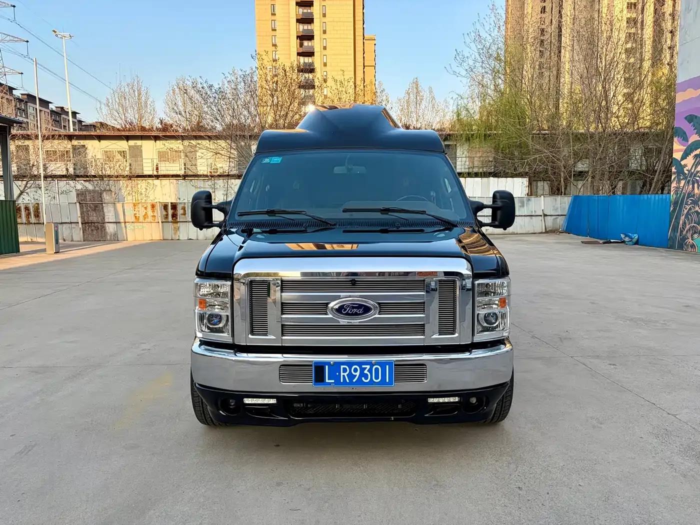 Ford E350 2011 5.4L Platinum Edition — миниатюра 2