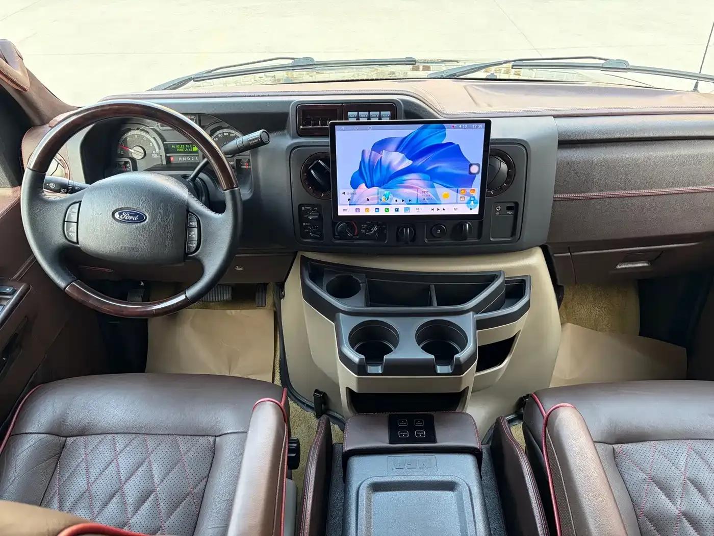 Ford E350 2011 5.4L Platinum Edition — миниатюра 11
