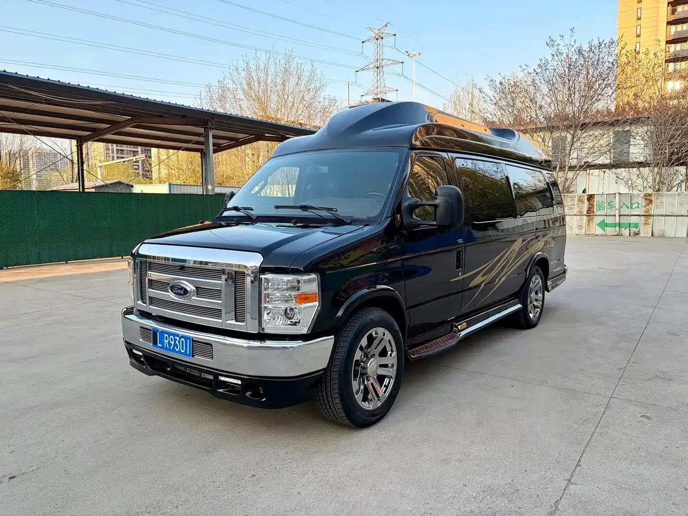 Ford E350 2011 5.4L Platinum Edition — миниатюра 3