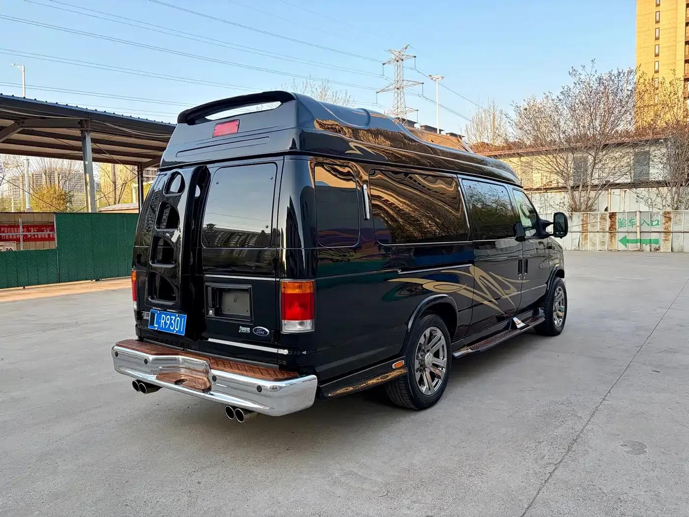 Ford E350 2011 5.4L Platinum Edition — миниатюра 4