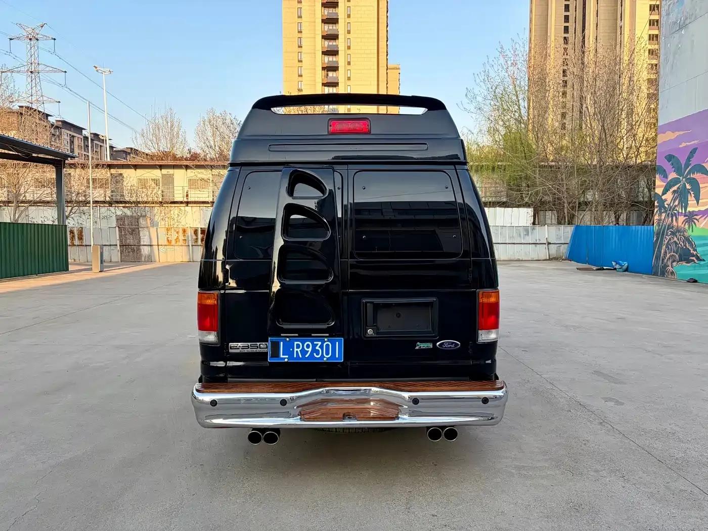 Ford E350 2011 5.4L Platinum Edition — миниатюра 5