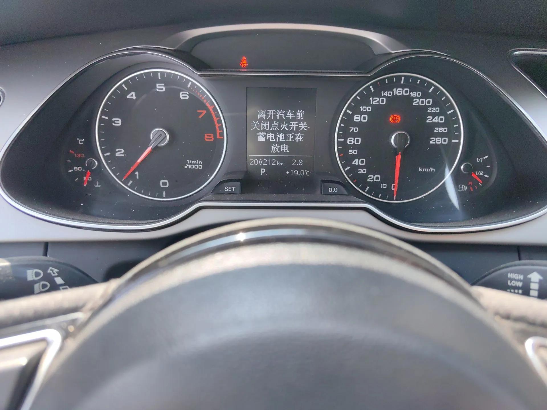 Audi A4L 2013 35 TFSI Automatic Standard Model — миниатюра 12