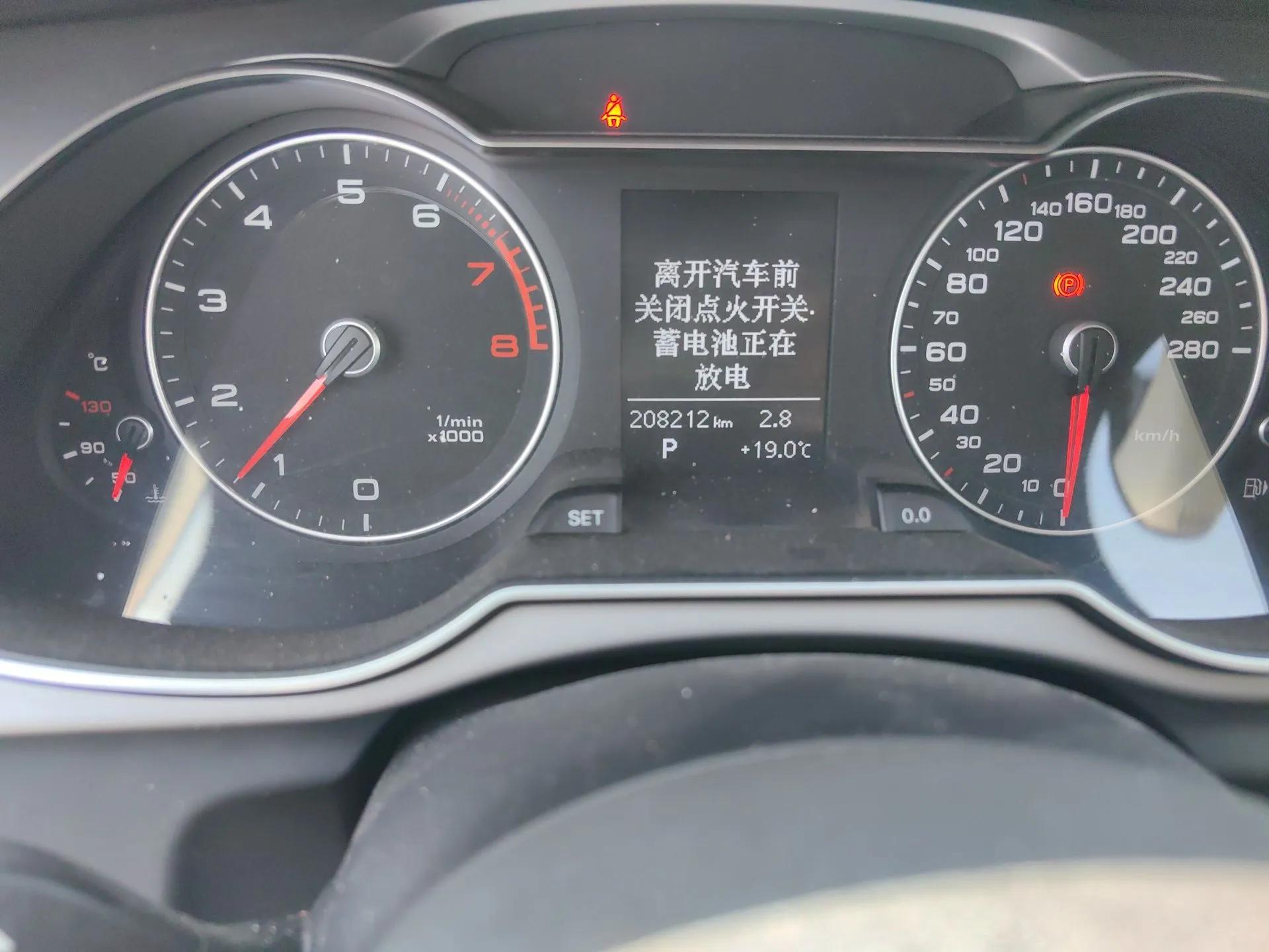 Audi A4L 2013 35 TFSI Automatic Standard Model — миниатюра 13