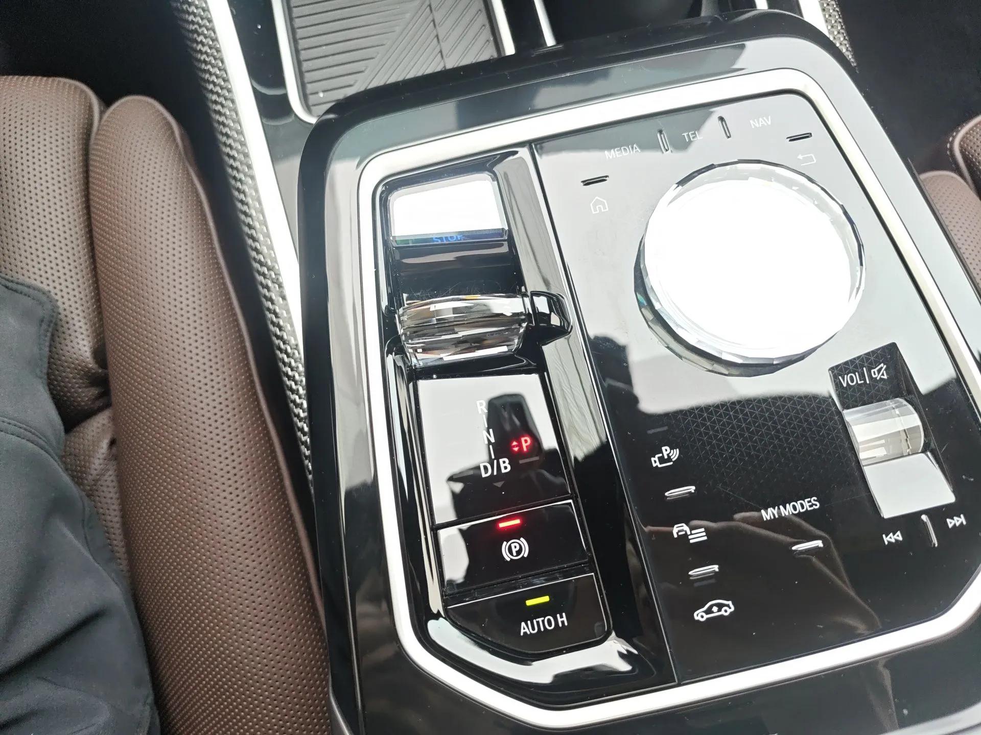 BMW i7 2023 xDrive60L Luxury Package — миниатюра 15