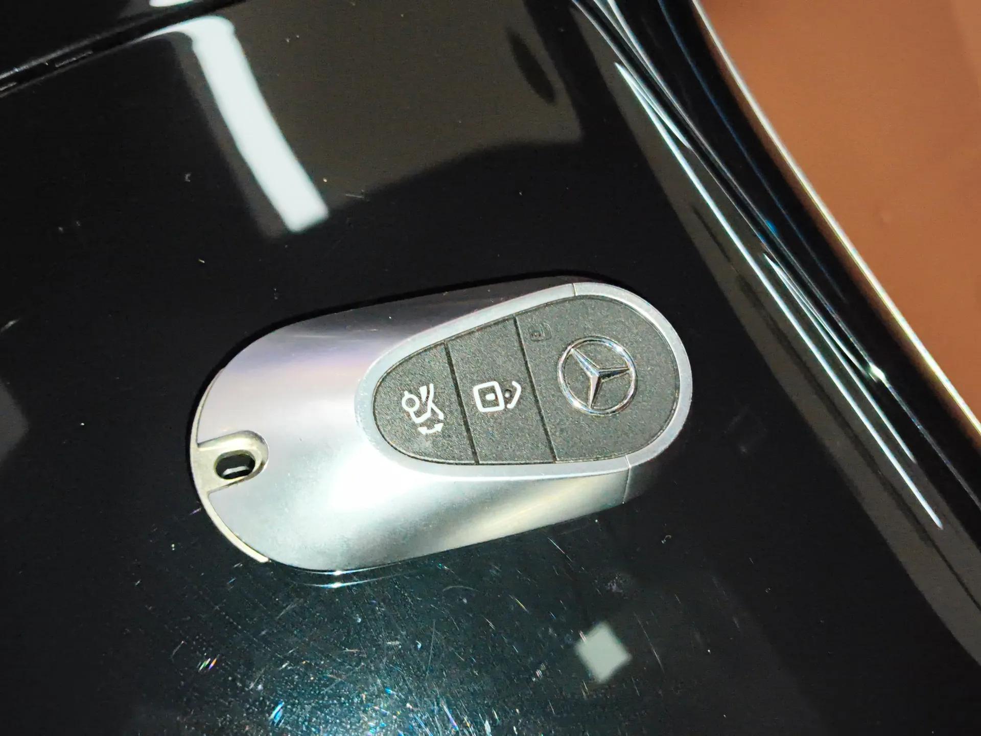 Mercedes-Benz GLC New Energy 2025 350 e L 4MATIC Collector's Edition — миниатюра 12