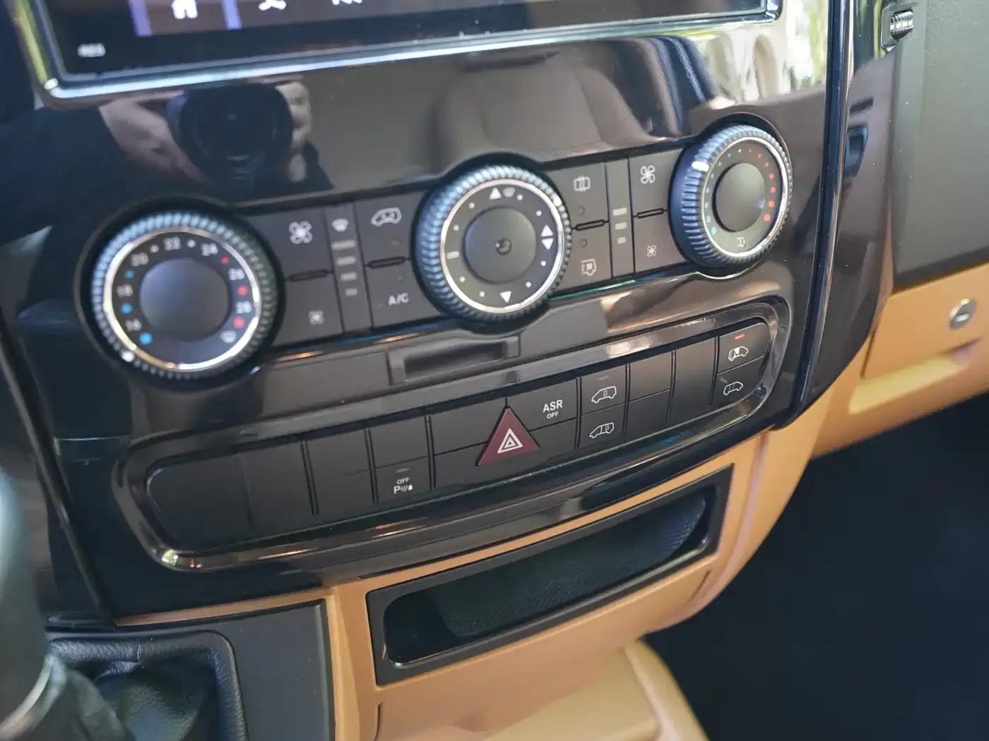 2017 Sprinter 3.5L Luxury Custom Edition — миниатюра 9