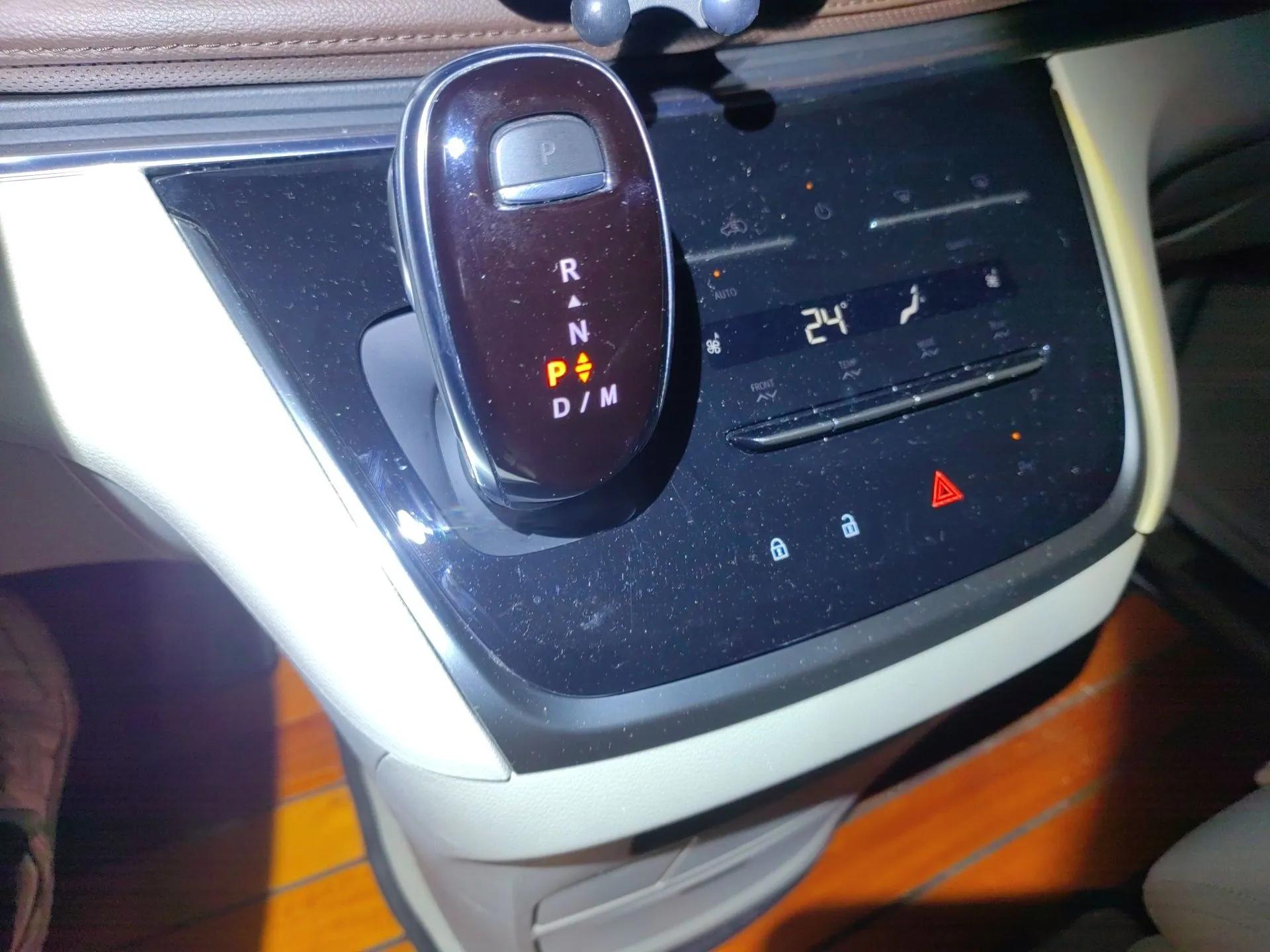 Buick GL8 2021 Land Cruiser Executive Class 652T Comfort Model — миниатюра 15