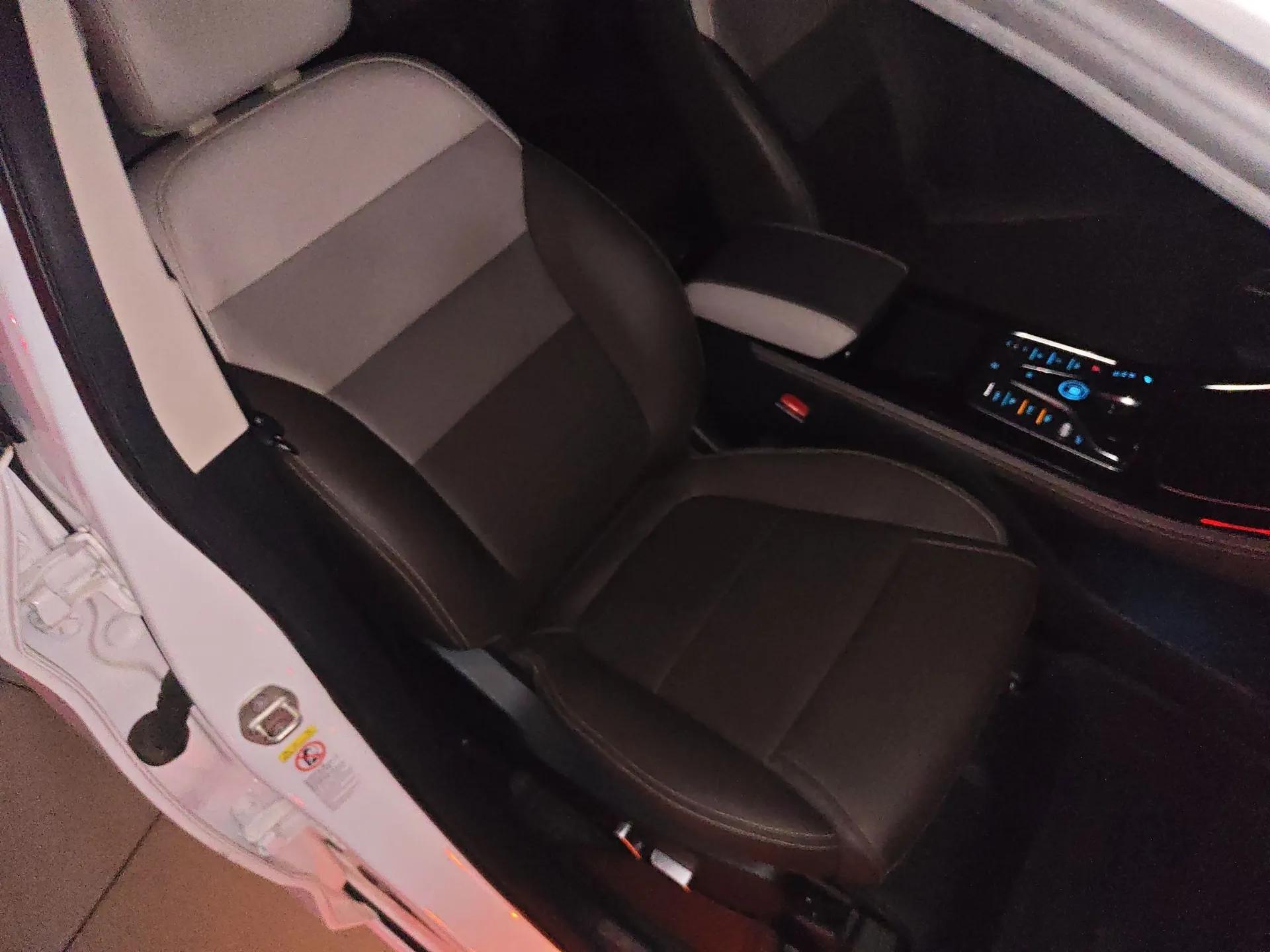 BYD Song MAX New Energy 2022 DM-i 105KM Executive Edition — миниатюра 23