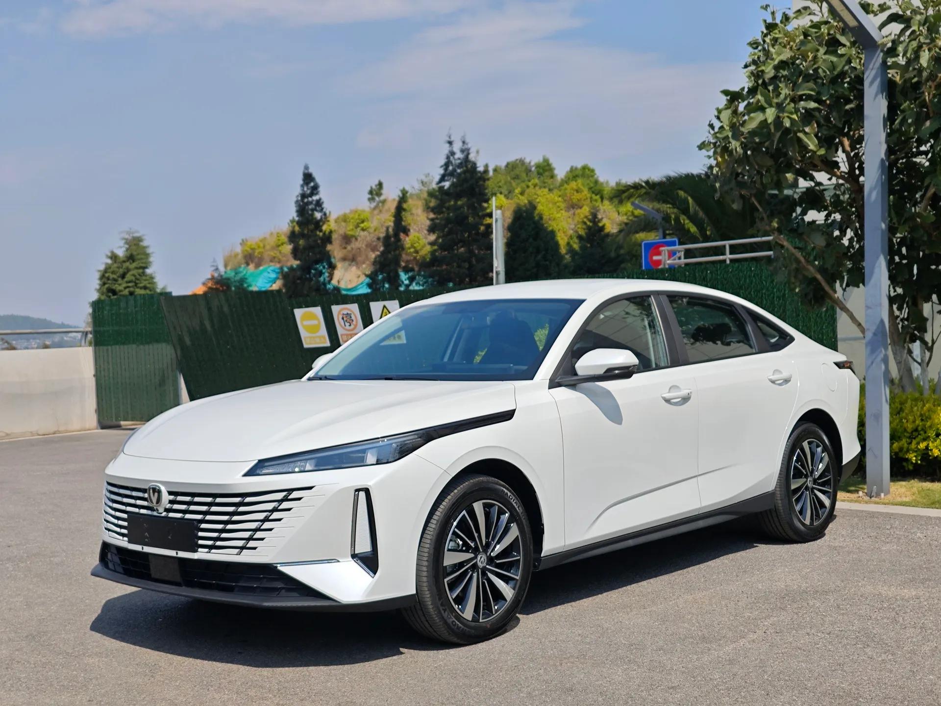 CHANGAN Eado PHEV 2025 Smart New Blue Whale 145KM High-Energy Edition — миниатюра 1