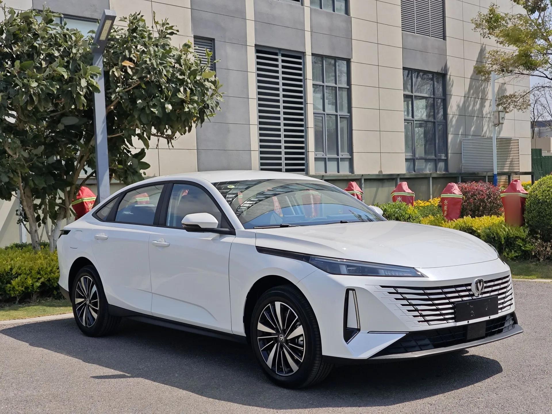 CHANGAN Eado PHEV 2025 Smart New Blue Whale 145KM High-Energy Edition — миниатюра 4