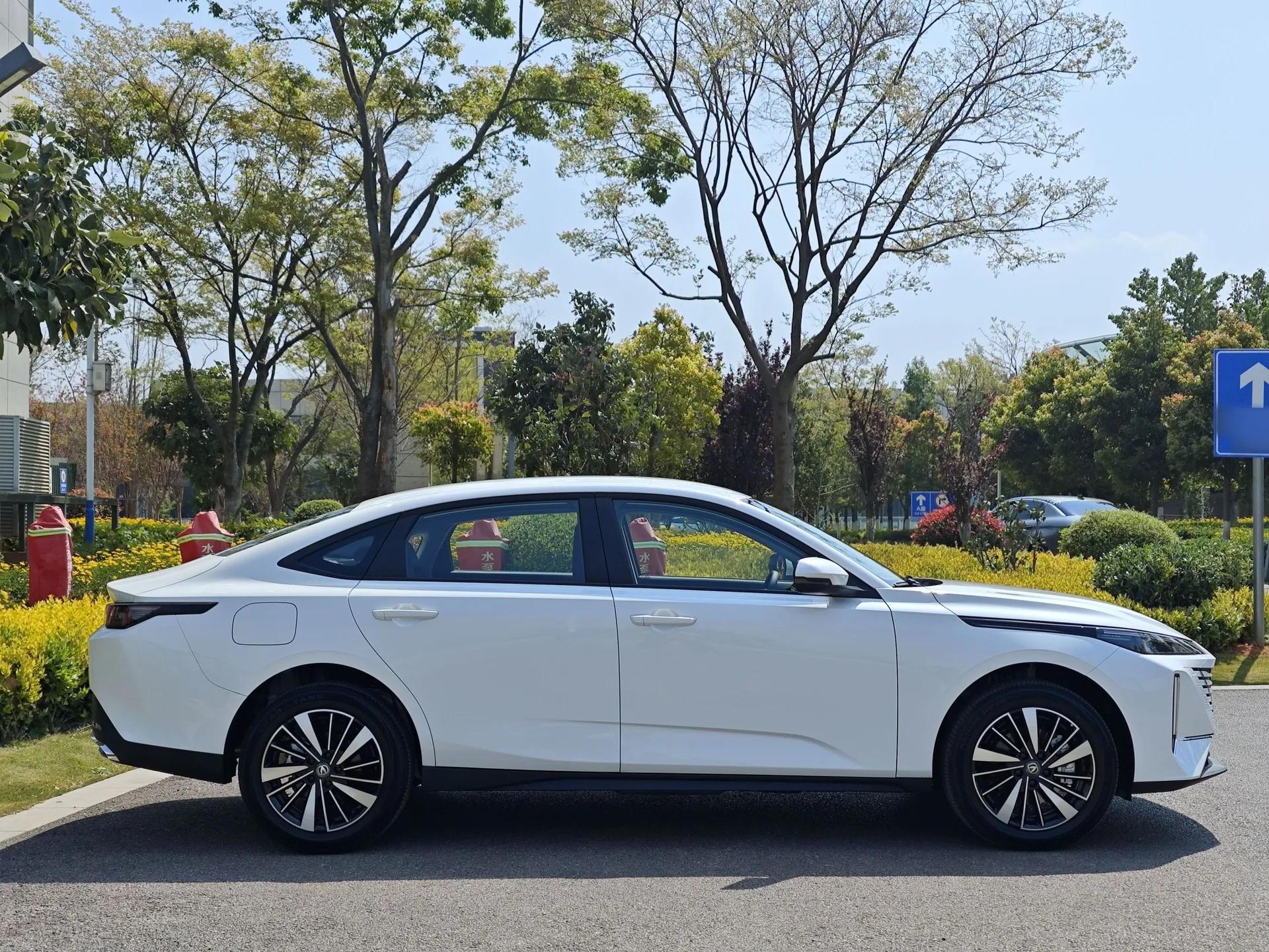 CHANGAN Eado PHEV 2025 Smart New Blue Whale 145KM High-Energy Edition — миниатюра 5